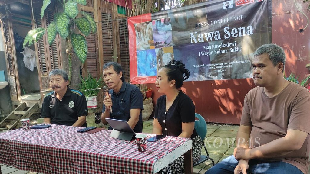 Suasana konferensi pers menyongsong peluncuran buku berjudul <i>Nawa Sena</i> di Denpasar, Rabu (21/6/2023). Buku berjudul <i>Nawa Sena</i> adalah karya kolaborasi dari perupa I Wayan Sujana Suklu (kedua, kiri) dan sastrawan Anak Agung Sagung Mas Ruscitadewi.