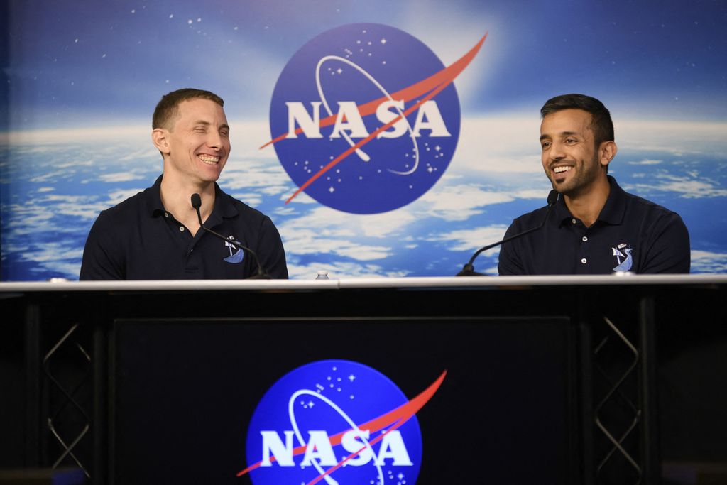 Astronot dan pilot NASA, Warren "Woody" Hoburg (kiri), bersama astronot dan spesialis misi dari Uni Emirat Arab, Sultan al-Neyadi, berpartisipasi dalam konferensi pers tentang misi SpaceX Crew-6 yang akan datang ke Stasiun Luar Angkasa Internasional, di Pusat Luar Angkasa Johnson milik NASA di Houston, Texas, AS, Rabu (25/1/2023). 