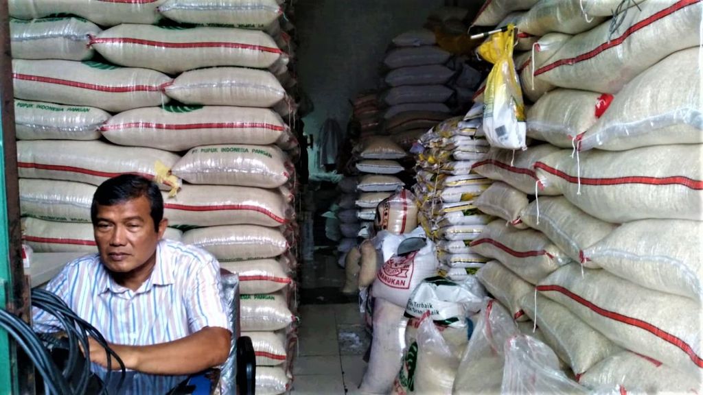 Taslim, pemilik kios beras di Pasar Induk Beras Cipinang, Jakarta Timur, saat ditanya mengenai stok beras medium untuk program Ketersediaan Pasokan Stabilisasi Harga (KPSH) yang tersedia, Senin (7/11/2022).