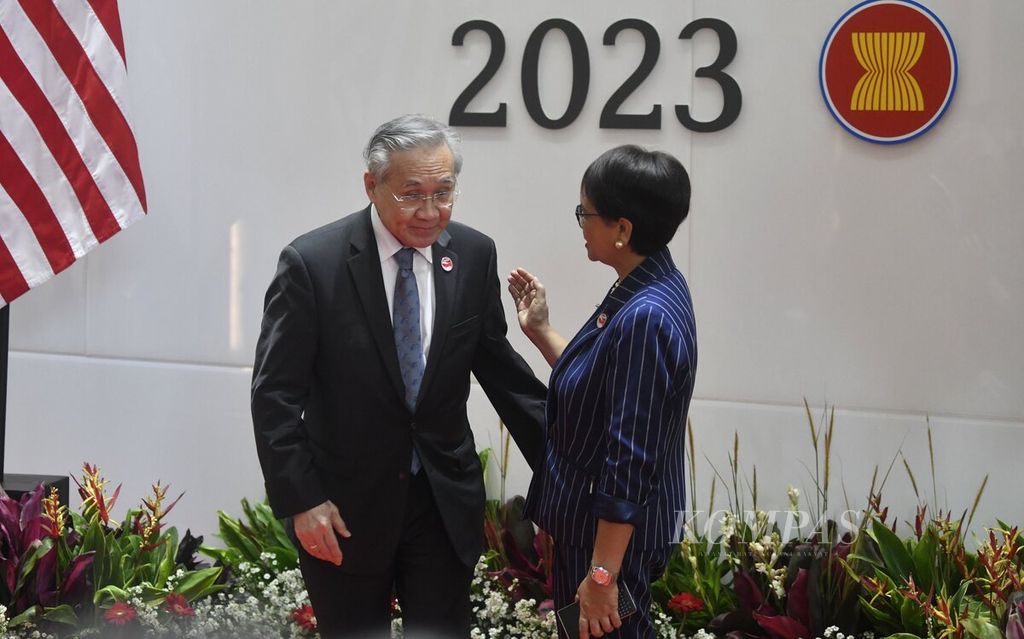 Menteri Luar Negeri Retno Marsudi menyambut Menteri Luar Negeri Thailand Don Pramudwinai yang menghadiri pertemuan The ASEAN Foreign Ministers (AMM) Retreat di Sekretariat ASEAN, Jakarta, 3 Februari 2023.