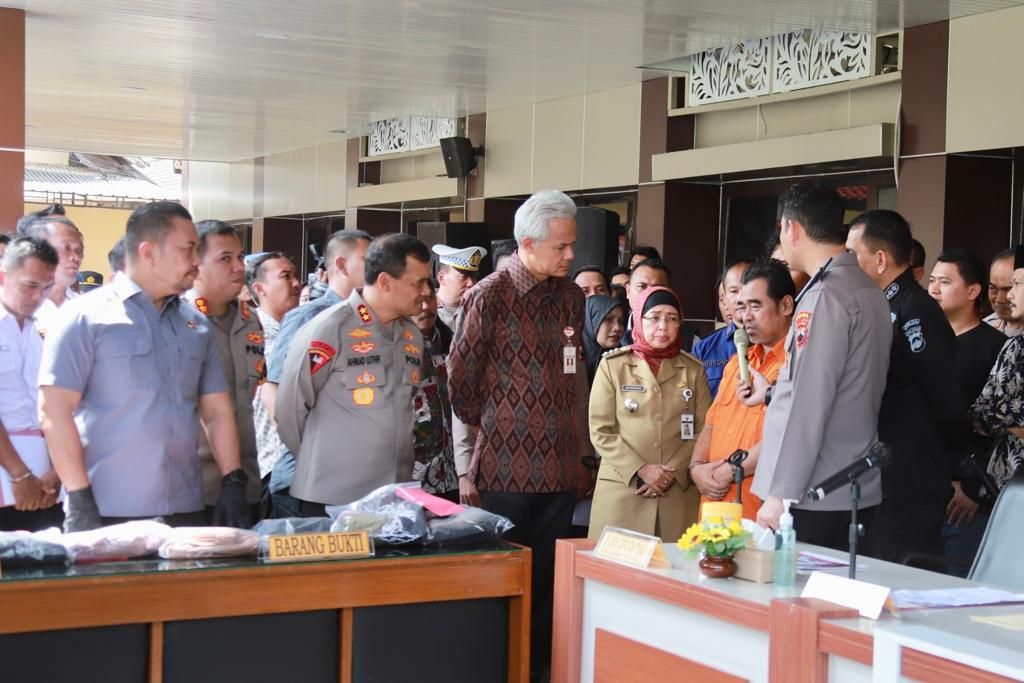 Polisi menanyai pelaku kekerasan seksual seusai konferensi pers di Kantor Polres Batang, Jawa Tengah, Selasa (11/4/2023). Dalam konferensi pers tersebut diungkapkan peristiwa kekerasan seksual yang dilakukan oleh salah satu pengasuh pondok pesantren kepada belasan santriwatinya. 