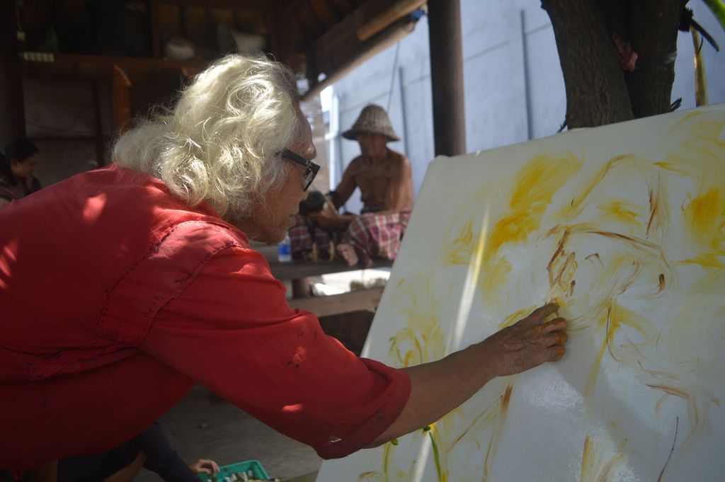 Pelukis Men Sagan mengaku bangga dan terkejut ketika lukisannya yang berjudul Kereta Pedati menjadi suvenir yang diberikan oleh Presiden Joko Widodo ke PM Kanada. Pelukis Men Sagan tampak sedang melukis seorang petani.
