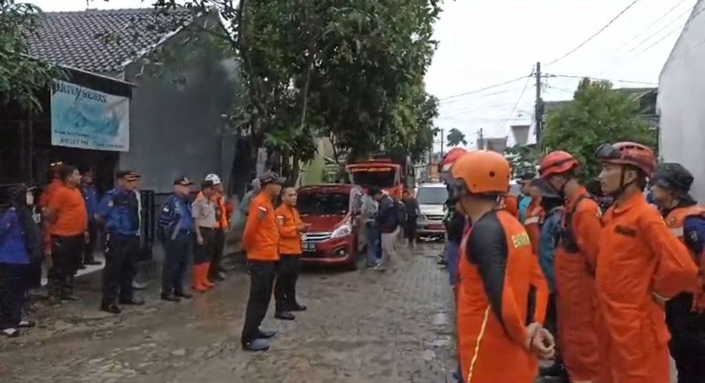 Tim SAR gabungan melakukan persiapan pencarian korban hanyut di Bandar Lampung, Selasa (9/1/2024).