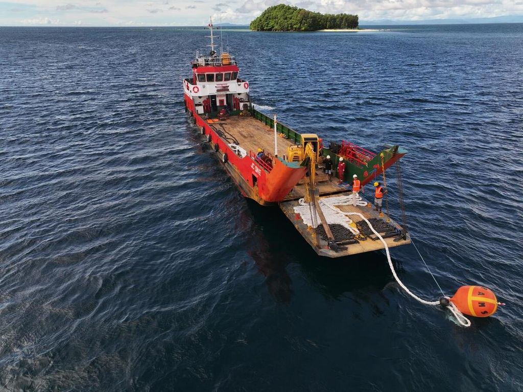 Pemasangan alat <i>mooring</i> atau tambat untuk kapal berlabuh di kawasan konservasi perairan Kabupaten Raja Ampat, Papua Barat Daya, Jumat (7/6/2024). Pemasangan alat ini yang pertama di Indonesia.