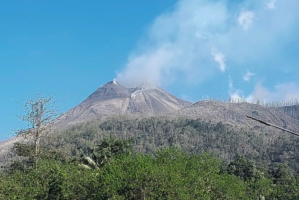 Gunung Lewotobi Laki-laki mengeluarkan asap vulkanik terlihat dari Kecamatan Ile Bura, Kabupaten Flores Timur, Nusa Tenggara Timur, Senin (4/11/2024). Badan Pencarian dan Pertolongan (Basarnas) yang berbasis di Kabupaten Maumere menyatakan, data korban meninggal dunia akibat erupsi Gunung Lewotobi Laki-laki per Senin, 4 November 2024 pukul 11.51 Wita, berjumlah 10 orang. 