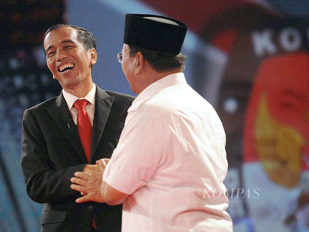 Capres Joko Widodo (kiri) dan Prabowo Subianto (kanan) berjabat tangan seusai mengikuti acara Debat Capres 2014 di Hotel Gran Melia, Kuningan, Jakarta, Minggu (15/6/2014).
