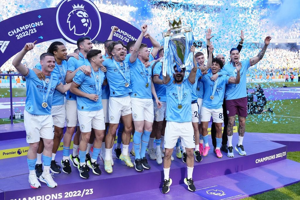 Para pemain Manchester City merayakan keberhasilan mereka merebut gelar juara Liga Inggris usai laga melawan Chelsea yang berakhir dengan kemenangan City 1-0, di Stadion Etihad, Manchester, Minggu (21/5/2023).