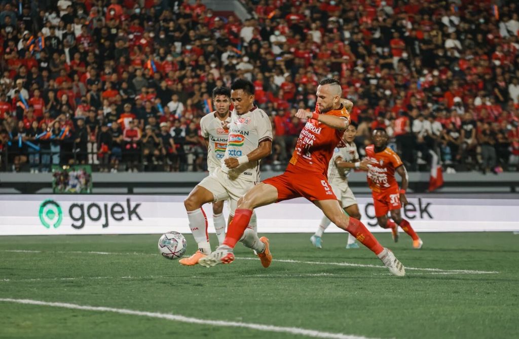 Dokumentasi Bali United menampilkan suasana pertandingan antara Bali United versus Persija Jakarta dalam partai perdana BRI Liga 1 2022/2023 di Stadion Kapten I Wayan Dipta, Gianyar, Sabtu (23/7/2022).