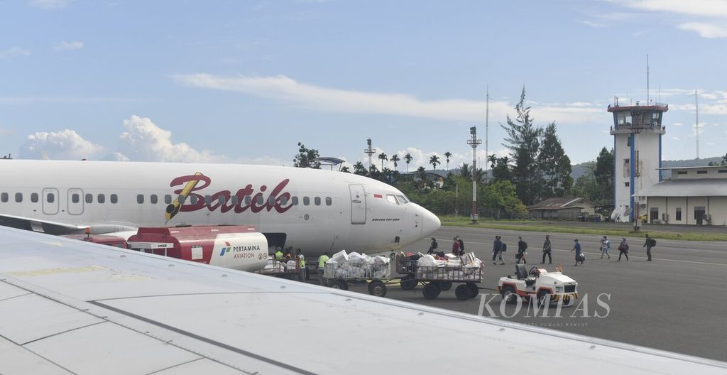 Penumpang memasuki pesawat udara di Bandar Udara Rendani, Manokwari, Papua Barat, Kamis (22/4/2021). Untuk meningkatkan layanan penerbangan di Bandara Rendani, sejumlah rencana pengembangan bandara telah disiapkan, termasuk perpanjangan landasan pacu. 