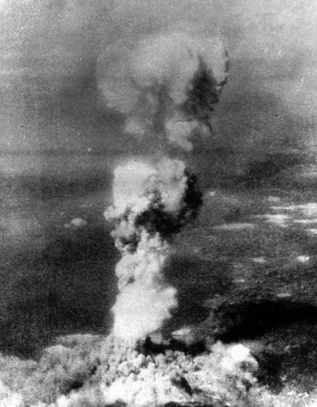 Kolom asap membumbung hingga 20.000 kaki saat bom atom pertama seberat 5 ton yang dijuluki "Little Boy" dijatuhkan di Hiroshima 6 Agustus 1945.