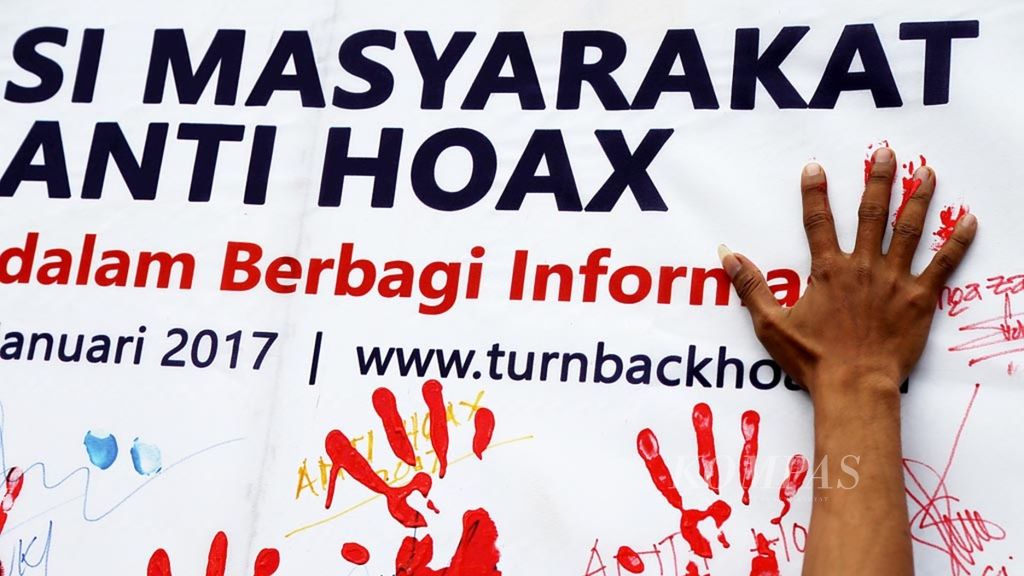 Warga membubuhkan cap tangan saat sosialisasi dan deklarasi Masyarakat Indonesia Anti Hoax di hari bebas kendaraan bermotor, di Jakarta, Minggu (8/1/2017). Deklarasi yang juga dilakukan di lima kota lainnya di Indonesia itu bertujuan untuk membersihkan media sosial dari berita bohong alias hoaks.