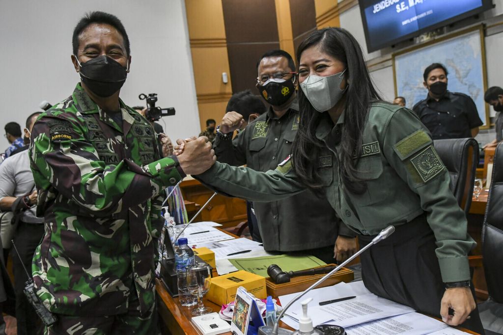 Ilustrasi. Kepala Staf TNI Angkatan Darat (KSAD) Jenderal TNI Andika Perkasa (kiri) melakukan salam komado dengan Ketua Komisi I DPR Meutya Hafid (kanan) sebelum mengikuti uji kelayakan dan kepatutan calon Panglima TNI di Komisi I DPR, Kompleks Parlemen, Senayan, Jakarta, Sabtu (6/11/2021). Presiden Joko Widodo mengajukan KSAD Jenderal TNI Andika Perkasa menjadi calon tunggal Panglima TNI kepada DPR sebagai pengganti Panglima TNI Marsekal TNI Hadi Tjahjanto yang akan memasuki masa pensiun. 