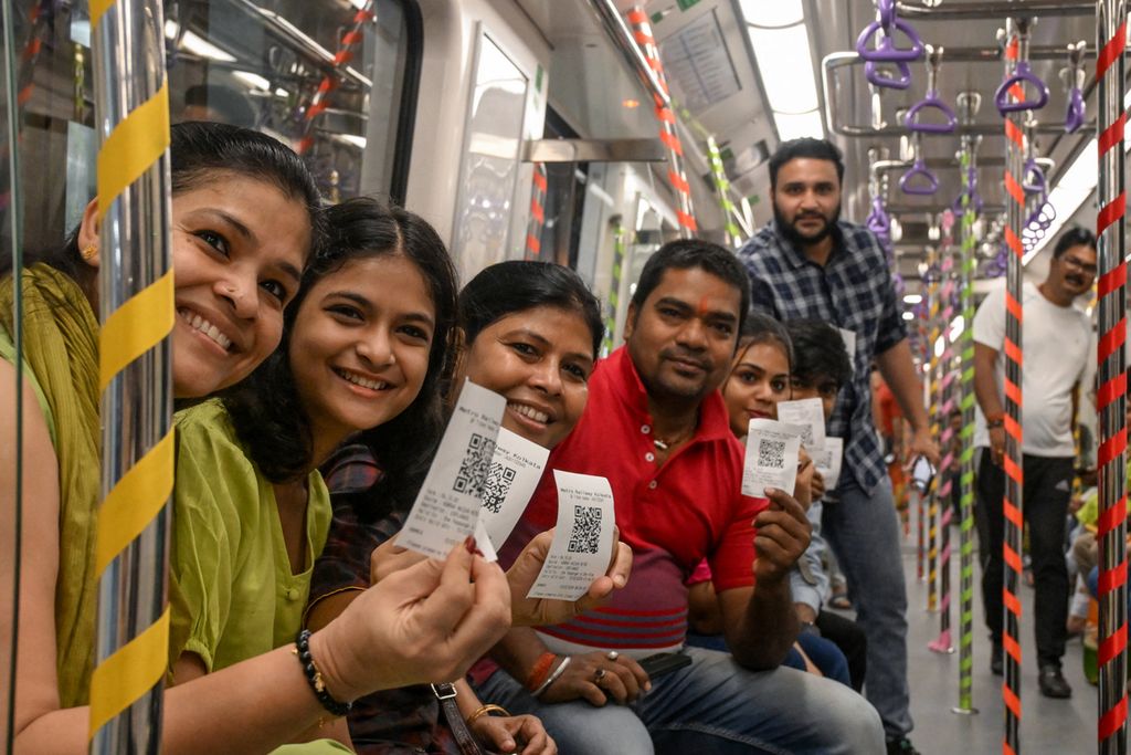 Penumpang menunjukkan tiket mereka saat naik kereta bawah air yang melintasi terowongan di bawah Sungai Gangga setelah dimulainya layanan komersial di Kolkata, India, 15 Maret 2024.