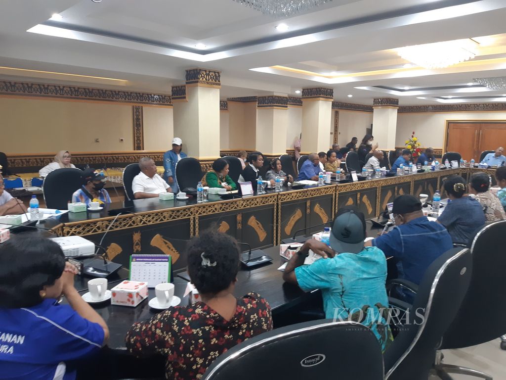 Forum Komunikasi Orangtua Mahasiswa Penerima Beasiswa Otsus bertemu dengan Dewan Perwakilan Rakyat Papua di Jayapura, Jumat (23/6/2023).