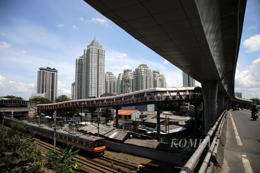 Jalur pejalan kaki layang atau <i>skywalk</i> di Kebayoran Lama, Jakarta, Selasa (10/1/2023). 