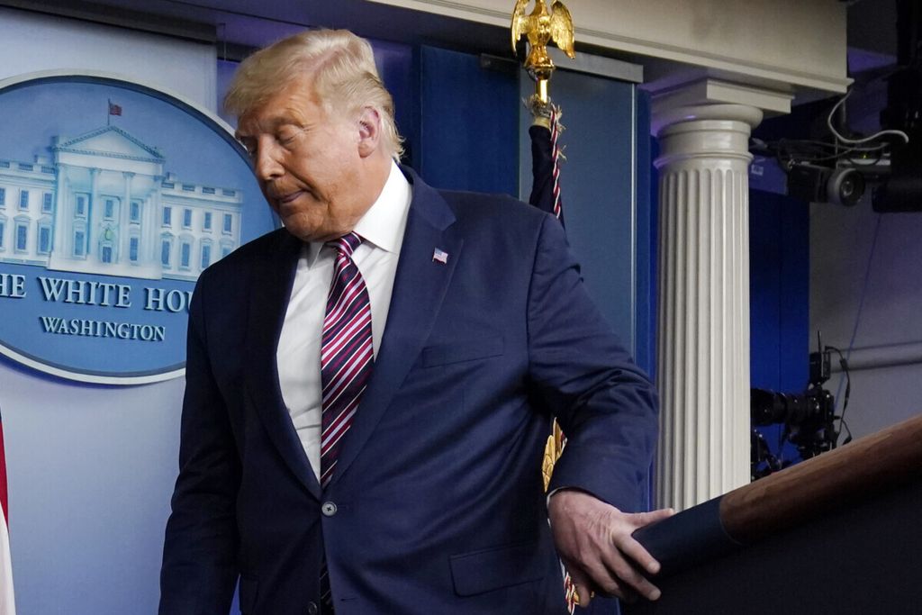 Arsip foto pada 5 November 2020 memperlihatkan Presiden AS Donald Trump pergi setelah berbicara di Gedung Putih, Washington DC. 