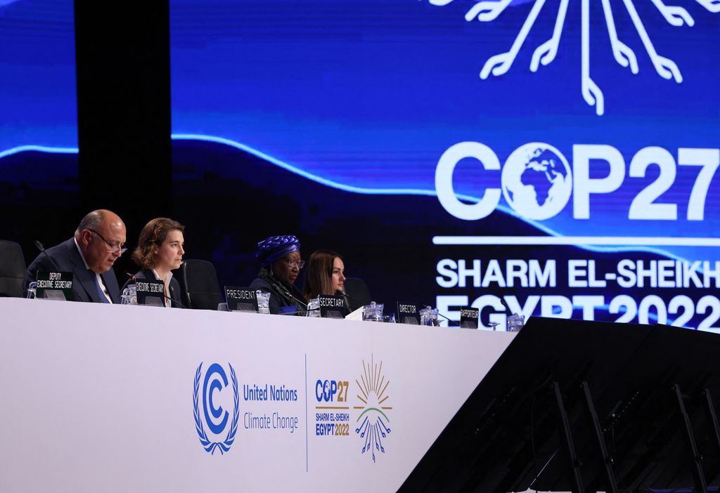 Menteri Luar Negeri Mesir Sameh Shukri memimpin sesi penutupan Konferensi Perubahan Iklim Ke-27 atau COP27 di Sharm el-Sheikh, Mesir, Minggu (20/11/2022).