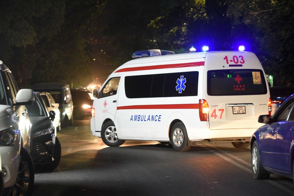 Sebuah ambulan bergerak meninggalkan meninggalkan rumah sakit militer di Yerevan, Armenia pada Selasa (13/9/2022). Di rumah sakit itu sejumlah tentara Armenia yang terluka akibat pertempuran di perbatasan dengan Azerbaijan, dirawat.