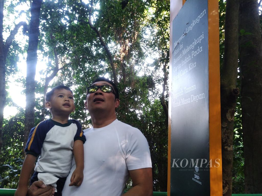 Gubernur Jawa Barat Ridwan Kamil bersama anaknya menyempatkan berkunjung ke Forest Walk Babakan Siliwangi, Kota Bandung, Rabu (10/5/2023). Wahana ini dibuat di masa Kamil menjabat Walikota Bandung di tahun 2016-2017.