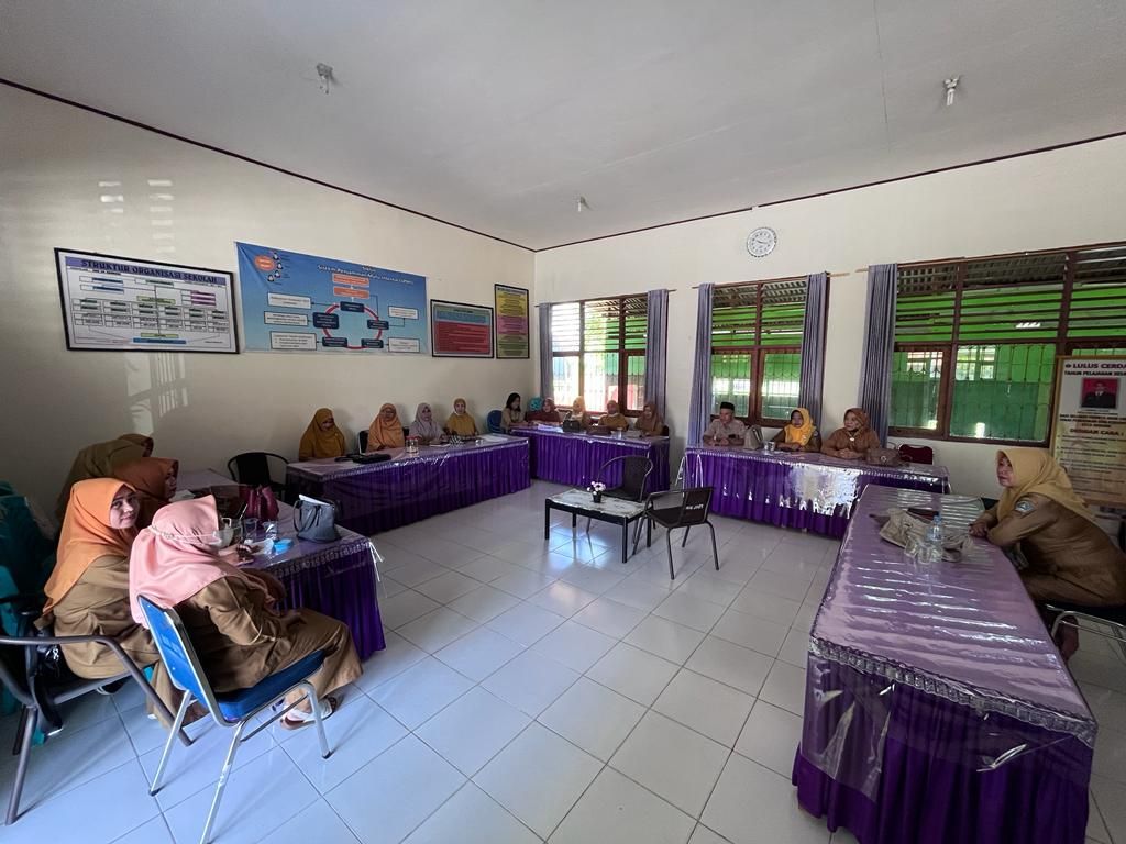 Guru SDN 36 Kendari, Sultra, mendiskusikan terkait penyakit hepatitis akut yang mulai merebak di Jawa, Selasa (10/5/2022). Meski begitu, mereka belum mendapatkan pemahaman menyeluruh terkait kasus ini dan melaksanakan pembelajaran normal.