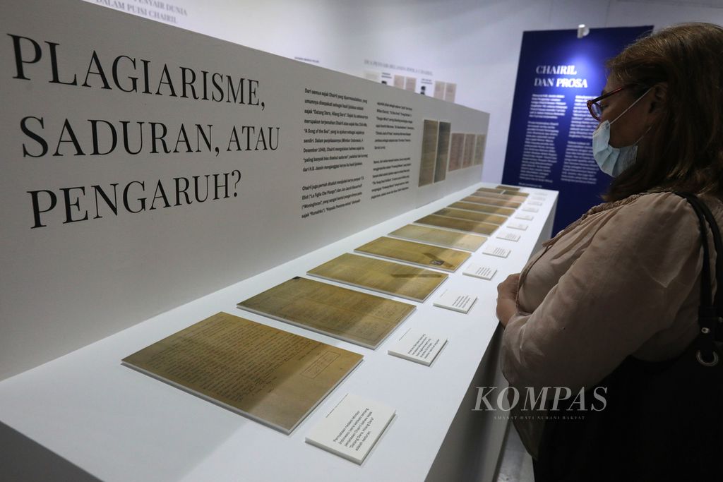 Suasana pameran arsip penyair Chairil Anwar "Aku Berkisar Antara Mereka" di Galeri Salihara, Jakarta, Jumat (28/10/2022). 