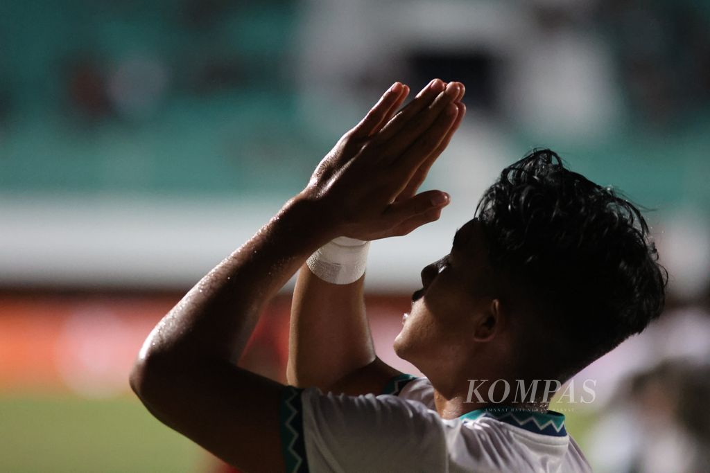 Pemain Tim Indonesia U-16 I Komang Ananta Krisna Putra meluapkan syukur setelah mencetak gol terakhir bagi timnya dalam pertandingan melawan Tim Singapura U-16 dalam laga Piala AFF U-16 di Stadion Maguwoharjo, Sleman, DI Yogyakarta, Rabu (3/8/2022). Pertandingan itu dimenangi Tim Indonesia dengan skor 9-0.
