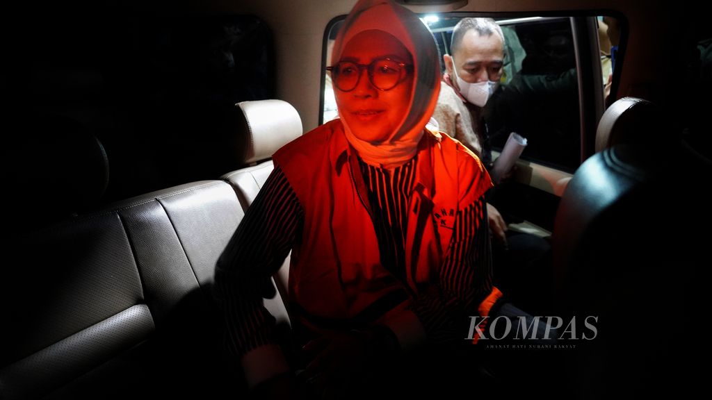 Bekas Direktur Utama PT Pertamina Karen Agustiawan masuk mobil tahanan di halaman Gedung Komisi Pemberantasan Korupsi, Jakarta, Selasa (19/9/2023). 