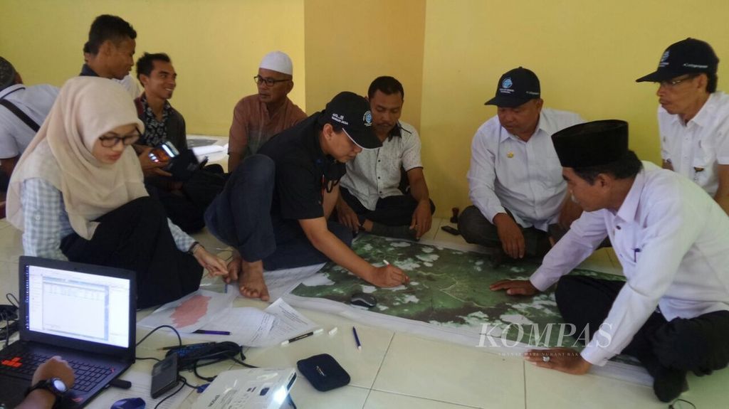 Para kepala desa di Kecamatan Tabir, Kabupaten Merangin, Jambi, Rabu (20/9), menetapkan batas desa di peta citra resolusi tinggi. Deliniasi kartometrik ini diadakan Badan Informasi Geospasial dalam rangka pemekaran kabupaten tersebut.