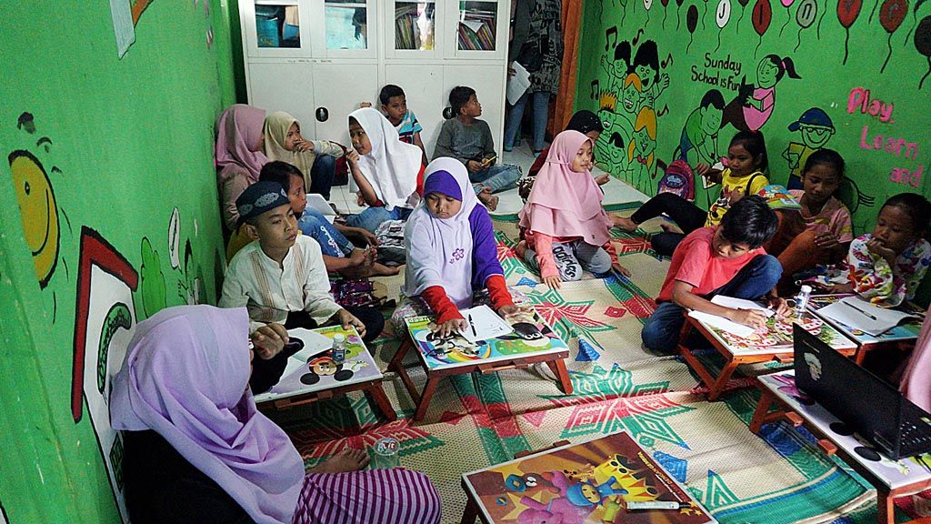 Bertempat di sebuah los di kawasan Pasar Duren Tiga, Mampang Prapatan, Jakarta Selatan, anak-anak mengikuti kelas informal D\' Champ Social School, Minggu (18/2).