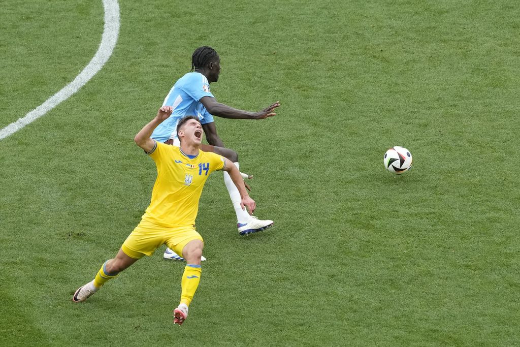 Heorhiy Sudakov dari Ukraina dijegal Amadou Onana dari Belgia saat pertandingan Grup E antara Ukraina dan Belgia pada turnamen sepak bola Piala Eropa 2024 di Stuttgart, Jerman, Rabu, 26 Juni 2024.