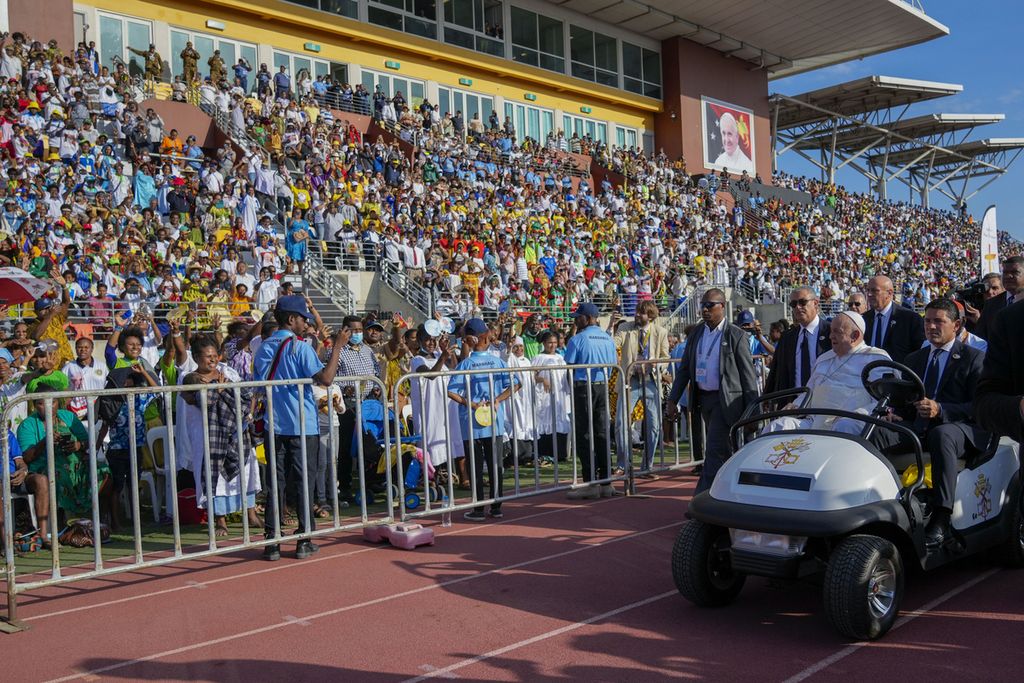 Paus Fransiskus tiba dengan kereta golf di Stadion Sir John Guise di Port Moresby, Papua Niugini, Minggu (8/9/2024), di mana ia akan memimpin misa hari Minggu. Paus Fransiskus pada hari Sabtu menyerukan agar Gereja Katolik di Papua Niugini untuk lebih dekat dengan perempuan yang telah dilecehkan dan dipinggirkan, dengan bersuara di negara di mana kekerasan terhadap perempuan dilaporkan dua kali lipat rata-rata global. 