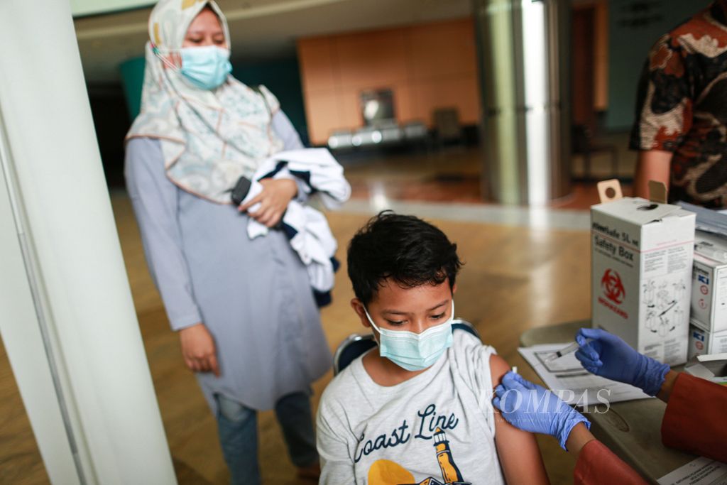 Seorang anak ditemani ibunya saat menerima vaksin Covid-19 dosis kedua di sentra vaksin yang berlangsung di Taman Ismail Marzuki, Cikini, Jakarta Pusat, Kamis (23/6/2022). Anak-anak dan warga lansia menjadi kelompok yang rentan tertular Covid-19.