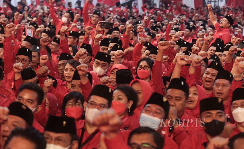 Ribuan kader memenuhi arena perayaan puncak acara HUT Ke-50 PDI-P di Jakarta, Selasa (10/1/2023). Perayaan HUT Ke-50 digunakan PDI-P sebagai bagian konsolidasi partai dalam rangka pemenangan pemilu.