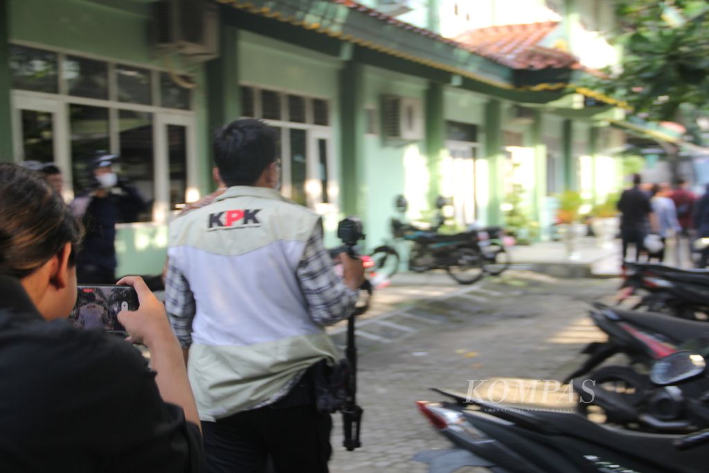 Petugas Komisi Pemberantasan Korupsi (KPK) berjalan menuju kantor Dinas Pekerjaan Umum, Perumahan, dan Kawasan Permukiman (DPUPKP) Kota Yogyakarta, Selasa (7/6/2022). Pada hari itu, para petugas KPK melakukan penggeledahan di sejumlah ruangan di kompleks Balai Kota Yogyakarta terkait suap terhadap mantan Wali Kota Yogyakarta Haryadi Suyuti.