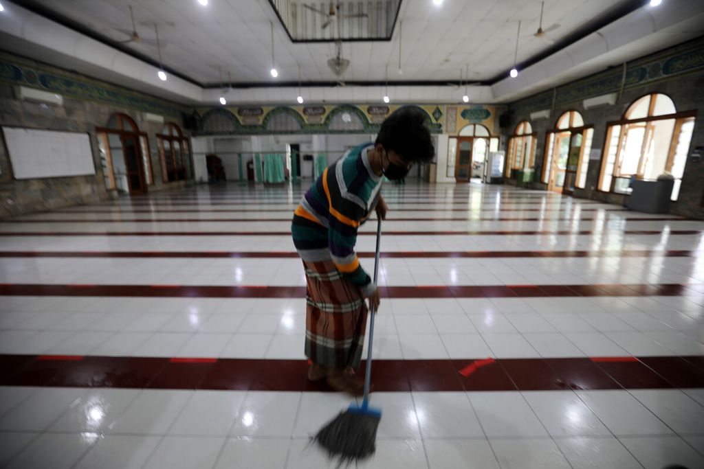 Marbot Masjid Darun Ni'mah di Malaka Sari, Jakarta Timur mengepel lantai (11/4/2021) sebagai persiapan pelaksanaan shalat tarawih.