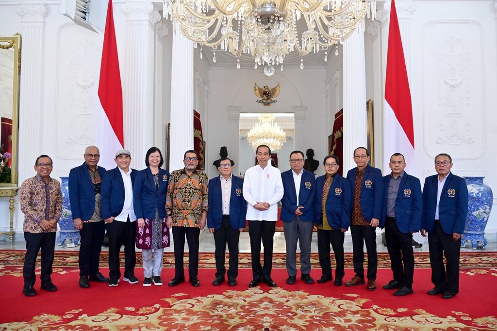 Pengurus Persatuan Wartawan Indonesia (PWI) Pusat saat bertemu Presiden Joko Widodo di Istana Merdeka, Jakarta, Selasa (7/11/2023).