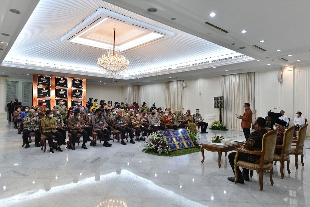 Menteri Pendayagunaan Aparatur Negara dan para kepala daerah menandatangani kesepakatam digitalisasi birokrasi secara digital di Istana Wapres, Jakarta, Senin (5/12/2022).