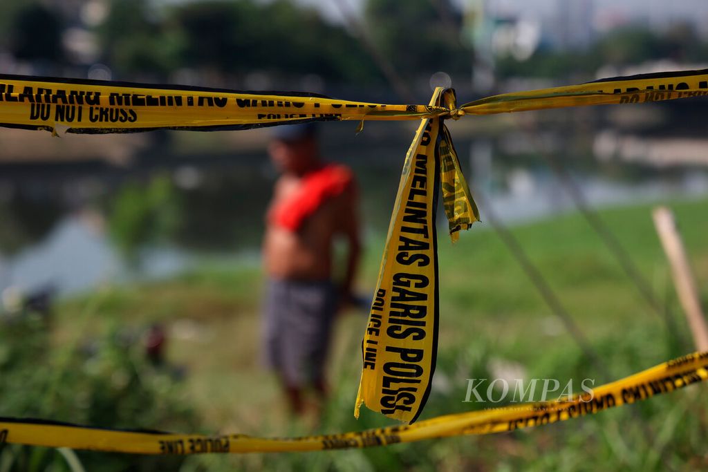 Garis pembatas masih terpasang agar warga tidak beraktivitas di sekitar lokasi terjadinya kecelakaan di pelintasan sebidang Madukoro di Kota Semarang, Jawa Tengah, Jumat (21/7/2023). 