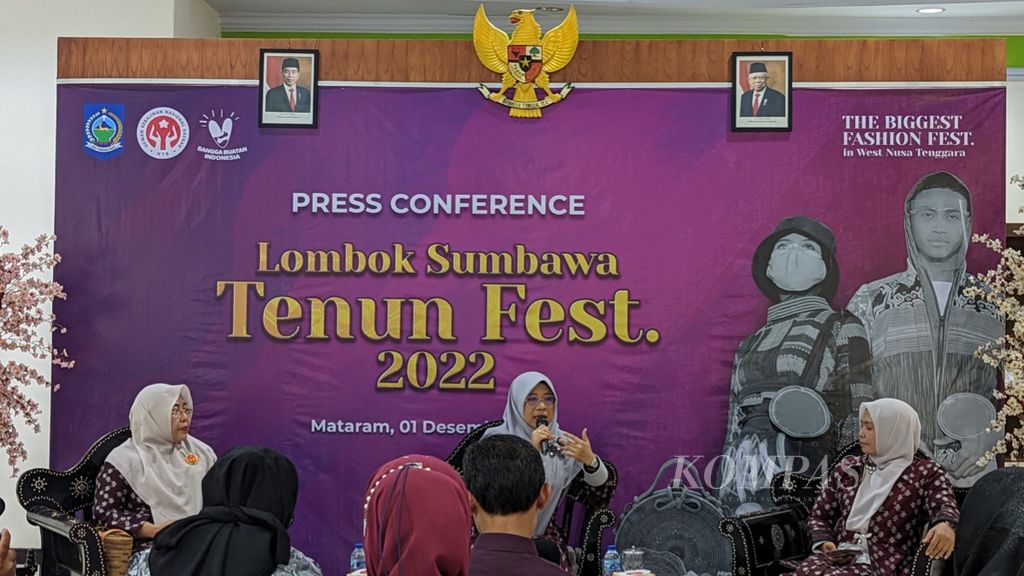 Ketua Dewan Kerajinan Nasional Daerah Dekranasda) Provinsi NTB Niken Saptarini Widyawati (tengah), didampingi wakilnya, Lale Prayatni Gita Ariadi (paling kiri), serta Kepala Dinas Perindustrian NTB Nuryanti (paling kanan) dalam konferensi pers Lombok-Sumbawa Tenun Fest 2022 di Mataram, Kamis (1/12/2022).