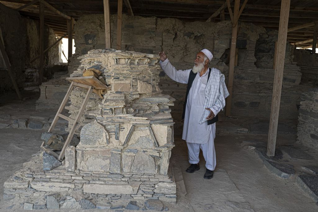 Manajer Departemen Monumen Bersejarah Jalat Surkhabi menunjukkan sebuah struktur yang ditemukan di situs arkeologi Mes Aynak di Provinsi Logar, Afghanistan, Selasa (17/5/2022).