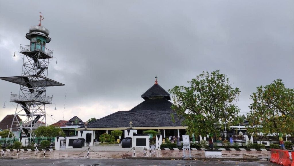 Suasana di depan Masjid Agung Demak di Kabupaten Demak, Jawa Tengah (25/12/2021). Masjid kuno yang dibangun oleh Raden Patah dari Kerajaan Demak dibantu para Walisongo pada abad ke-15 Masehi itu konon merupakan tempat berkumpulnya Wali Songo. 