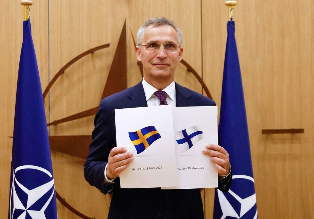 Sekretaris Jenderal NATO Jens Stoltenberg memperlihatkan dokumen pendaftaran yang diajukan Duta Besar Finlandia untuk NATO, Klaus Korhonen, Duta Besar Swedia untuk NATO Axel Wernhoff menghadiri upacara pendaftaran secara resmi Finlandia dan Swedia untuk menjadi anggota NATO di Brussels, Belgia, Rabu (18/5/2022).