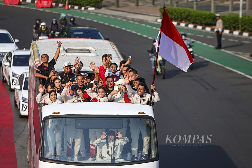 Veddriq Leonardo (kedua dari kiri), Gregoria Mariska Tunjung (tengah), dan Rizki Juniansyah (kedua dari kanan) beserta atlet Indonesia lain yang berlaga di Olimpiade Paris berpawai di Jakarta, Kamis (15/8/2024).