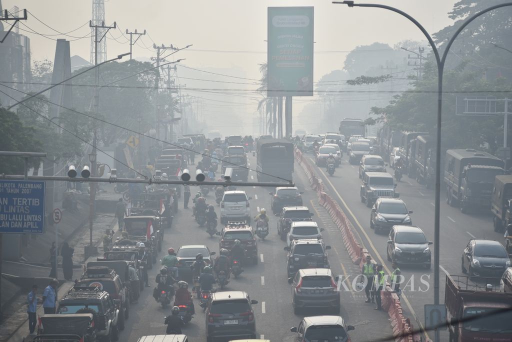 Suasana kabut asap akibat kebakaran hutan dan lahan yang kembali menyelimuti Palembang, Sumatera Selatan, Sabtu (28/10/2023). 