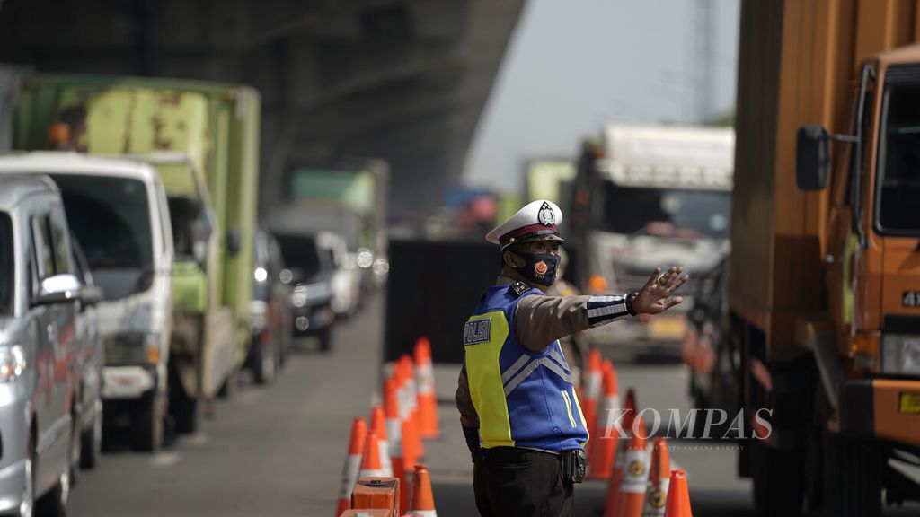 Polisi menyekat arus mudik kendaraan di Jalan Tol Cikampek Km 31, Cikarang Barat, Kabupaten Bekasi, Jawa Barat, Kamis (6/5/2021). 