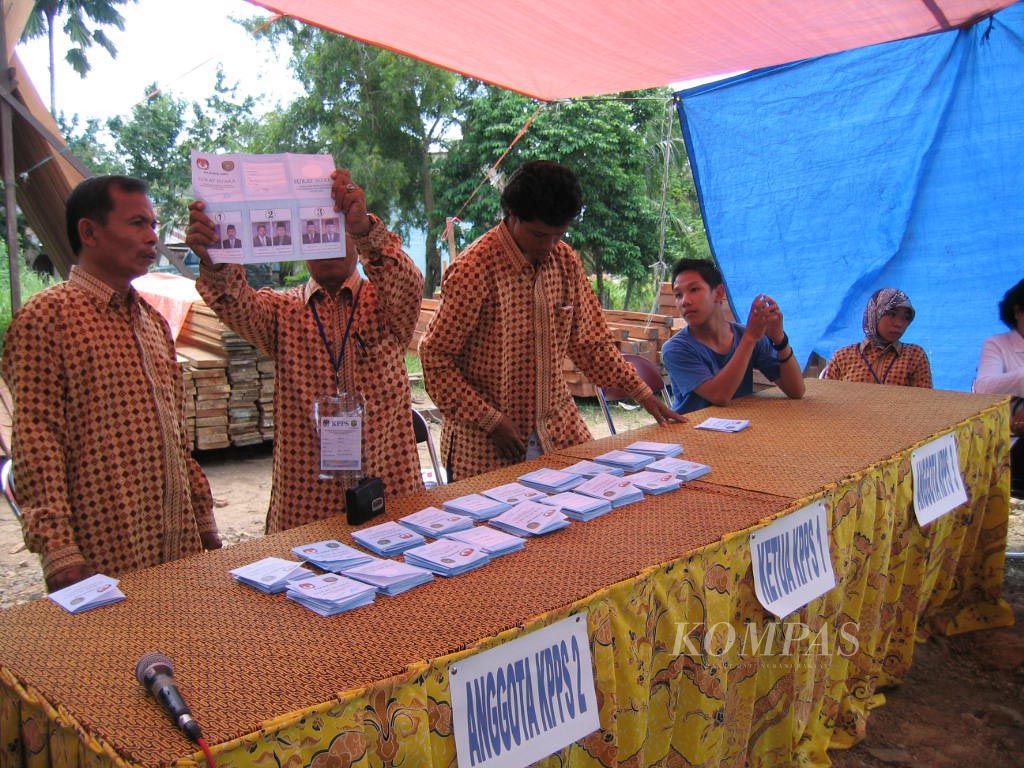 Petugas TPS 11 di Kelurahan Panji, Kecamatan Tenggarong, Kabupaten Kutai Kartanegara, Kalimantan Timur, Rabu (1/6/2005), menghitung perolehan suara dalam pilkada yang baru pertama kali ini diselenggarakan di Indonesia.