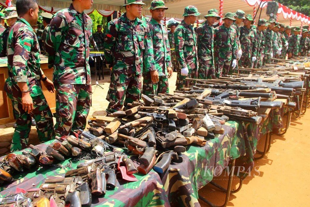Sebanyak 288 senjata api peninggalan konflik sosial diserahkan masyarakat kepada anggota TNI di Maluku.