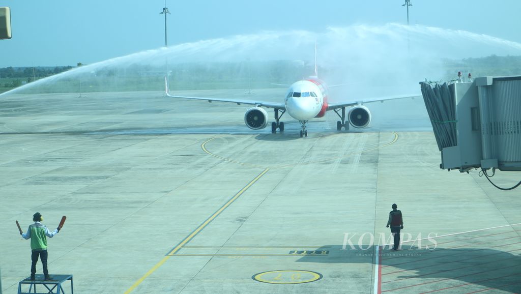 Atraksi penyemprotan air atau <i>water salute</i> menyambut kedatangan pesawat maskapai Air Asia yang pertama kali mendarat di Bandara Internasional Jawa Barat Kertajati di Kabupaten Majalengka, Rabu (17/5/2023). Pesawat itu pertama kali melayani penerbangan dengan rute Kuala Lumpur ke Kertajati. Pesawat tersebut mengangkut 64 penumpang dari Malaysia.