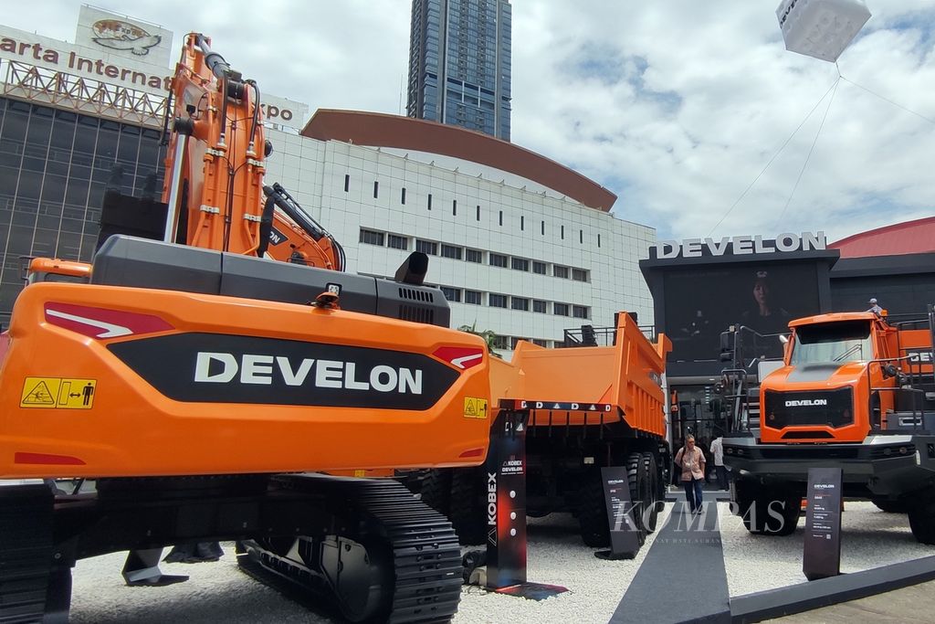 Alat berat dipamerkan pada Mining Indonesia 2024 di Jakarta International Expo, Rabu (11/9/2024). Salah satu jenis alat berat yang ditawarkan ialah dam truk listrik yang mulai dipakai sejumlah perusahaan kontraktor pertambangan.