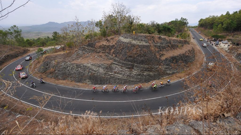 Para pebalap melintas di kawasan Giriwoyo, Kabupaten Wonogiri, Jawa Tengah dalam Speedy Tour d’Indonesia 2011 etape VI Solo-Pacitan, Sabtu (8/10/2011). 